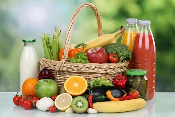 Frutas, legumes e bebidas em uma cesta de compras — Fotografia de Stock