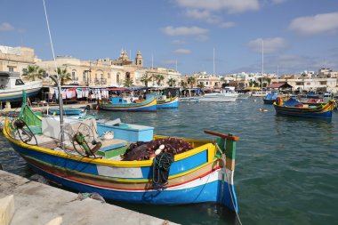 Tekneler Marsaxlokk Malta Adası'nda liman