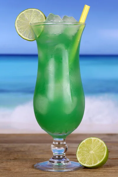 Lime fruit cocktail on the beach — Stock Photo, Image