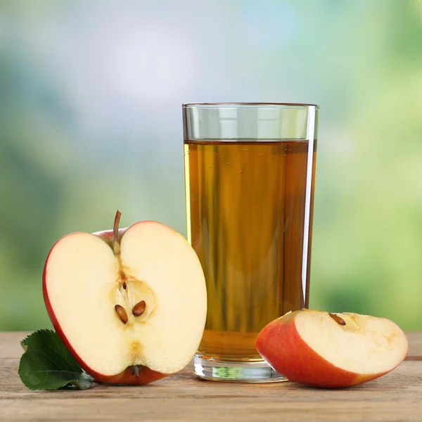 Healthy apple juice drink and red apples in autumn — Stock Photo, Image