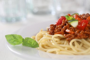 Spagetti Bolognese veya Bolognaise erişte makarna yemek