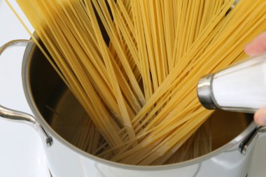 Makarna erişte makarna yemek pişirme: tencerede su Tuzlama