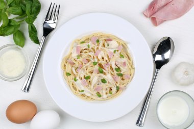 Spagetti Carbonara erişte makarna yemek yukarıdan