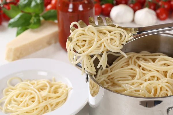 Приготування спагетті: подача локшини на тарілці — стокове фото