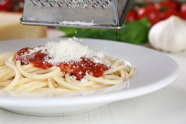 Cocinar pasta de fideos con espaguetis: rallar queso parmesano — Foto de Stock