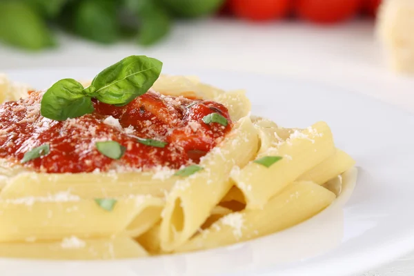 Rigate Napoli těstoviny s rajčatovou omáčkou nudlemi jídlo s bazalkou — Stock fotografie