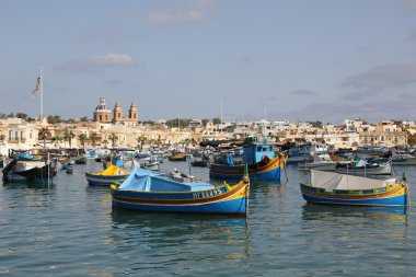 Kilise ve tekneler Marsaxlokk Harbor Malta Adası
