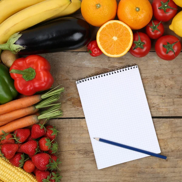 Meyve ve sebze bir ahşap tahta üzerinde alışveriş listesi