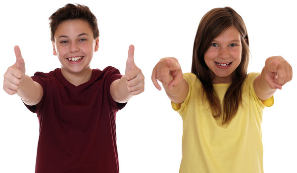 Успешные улыбающиеся дети, показывающие пальцы вверх
