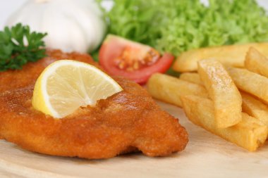Şnitzel pirzola yemek kızarmış patates, limon ve marul