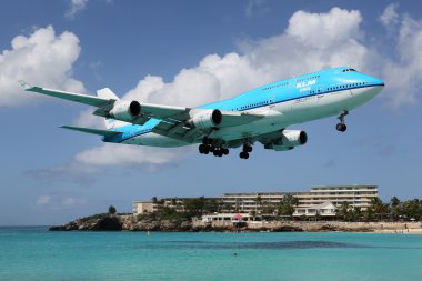 KLM Boeing 747-400 landing St. Martin clipart