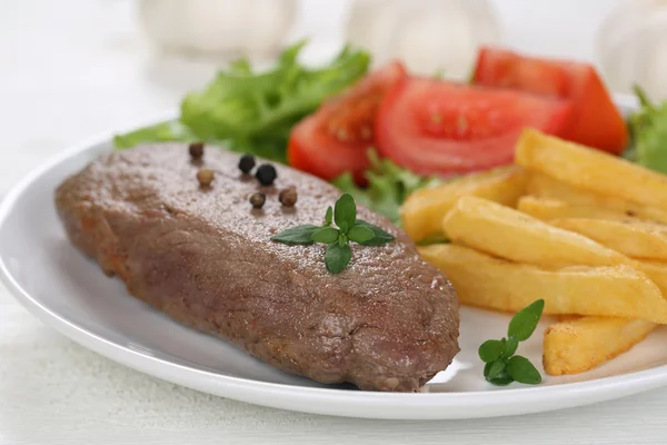 Harina de carne de res con papas fritas, verduras y lechuga en el plato —  Fotos de Stock