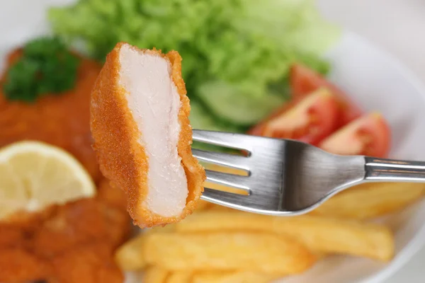 Comer harina de chuleta de Schnitzel con tenedor —  Fotos de Stock