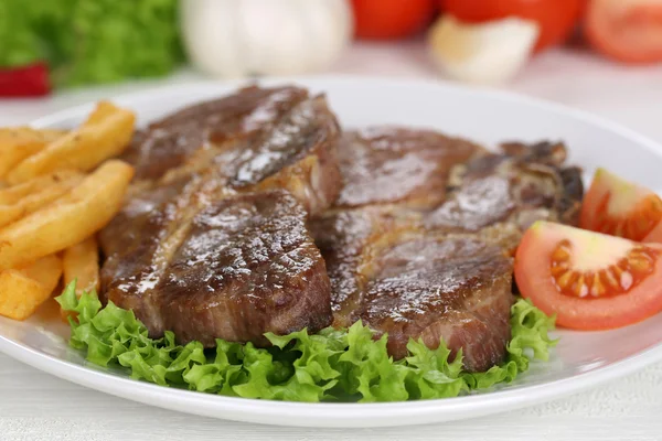 Pork chops steaks maaltijd met frietjes, groenten en sla op pla — Stockfoto