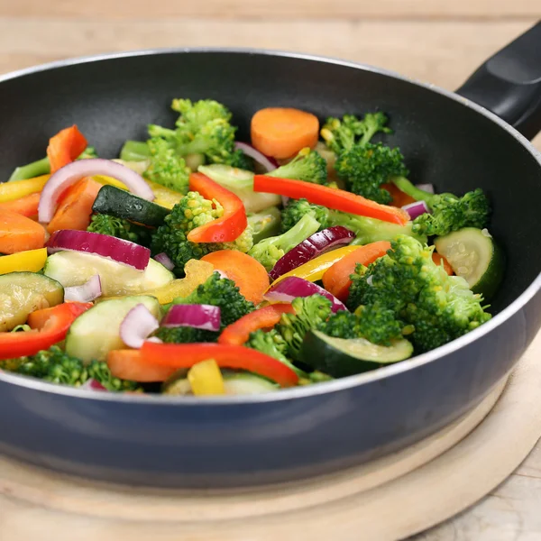 Υγιεινή διατροφή γεύμα λαχανικά στο τηγάνι μαγείρεμα — Φωτογραφία Αρχείου