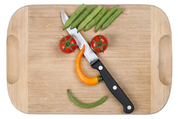 Preparación y cocción de alimentos con cuchillo sonriente verduras cara en — Foto de Stock