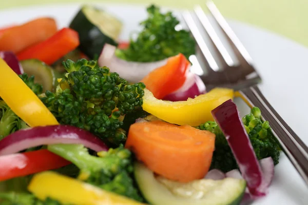 Veganer oder Vegetarier essen Gemüse auf dem Teller — Stockfoto