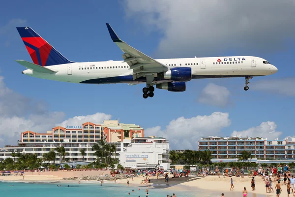 Delta airlines boing 757-200 landung st. martin — Stockfoto