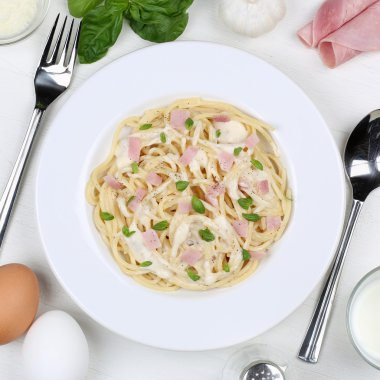 Spagetti Carbonara makarna yemek yukarıdan