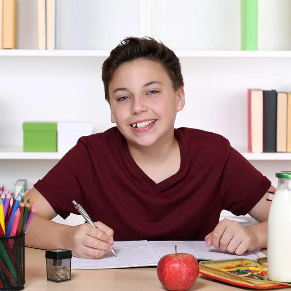 Sonriente aprendizaje de los estudiantes en la escuela —  Fotos de Stock