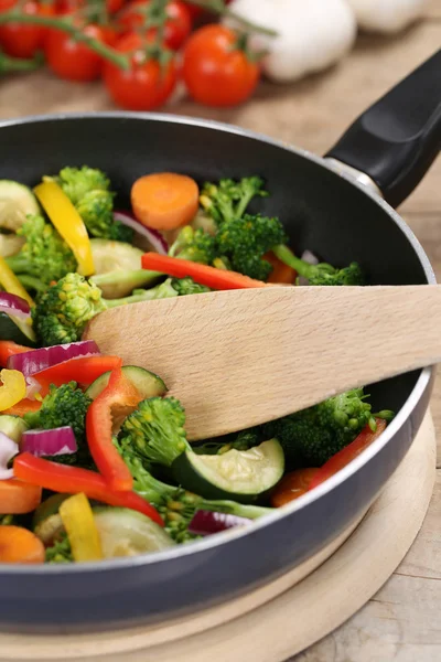 Προετοιμασία χορτοφάγα τρόφιμα λαχανικά στο τηγάνι μαγείρεμα με σπάτουλα — Φωτογραφία Αρχείου