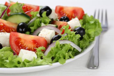 Kase veya plaka ile domates, beyaz peynir ve oliv Yunan salatası