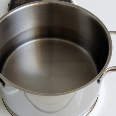 Makarna erişte makarna yemek tencereye bir ocakta su ile