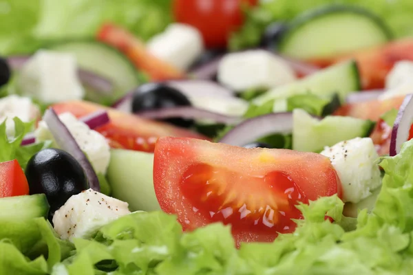 Close-up van Griekse salade met tomaten, fetakaas en olijven — Stockfoto