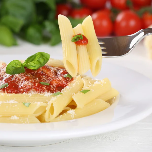 Comer pasta Rigate con salsa de tomate Napoli fideos comida con f — Foto de Stock