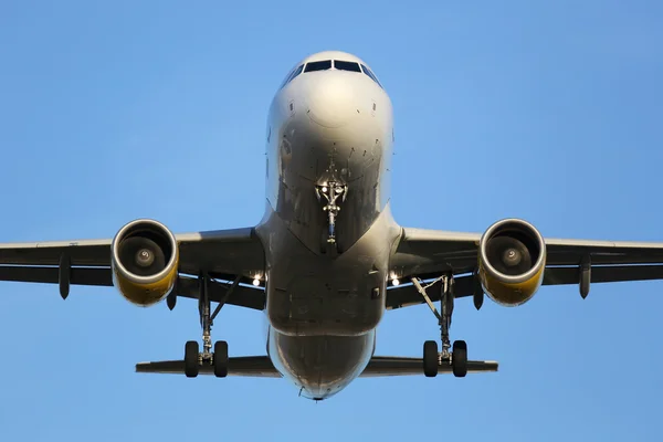 Airplane landing at an airport — Stock Photo, Image