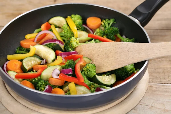 Freír verduras en una sartén con espátula —  Fotos de Stock