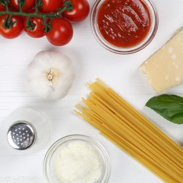 Cottura spaghetti tagliatelle pasta farina ingredienti su tavola di legno — Foto Stock