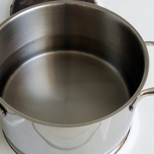 Cozinhar macarrão macarrão macarrão panela de farinha com água em um fogão — Fotografia de Stock