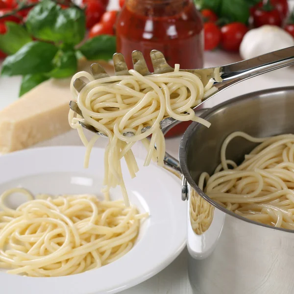 Cottura pasta spaghetti che servono tagliatelle dalla pentola sul piatto — Foto Stock