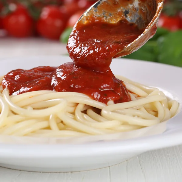 供应番茄酱那不勒斯 p 上的烹饪意大利面条面条面食 — 图库照片