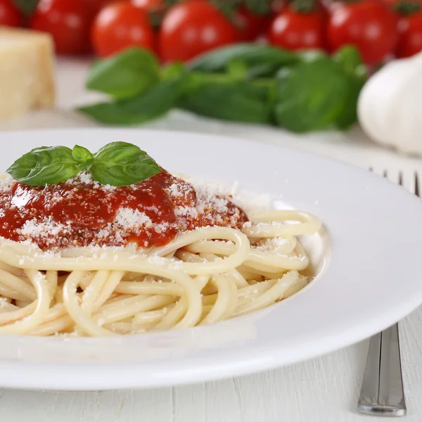 Cooking spaghetti noodles pasta prepared meal with tomato sauce — Stock Photo, Image