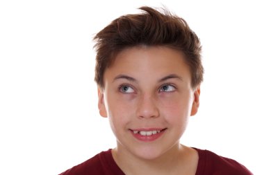 Gülümseyen ve ararken genç çocuk çocuk