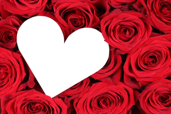 Rote Rosen mit Herz als Symbol der Liebe am Valentinstag — Stockfoto