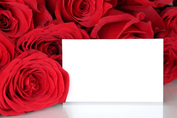 Rose rosse il giorno di San Valentino o delle madri con carta vuota e copia — Foto Stock