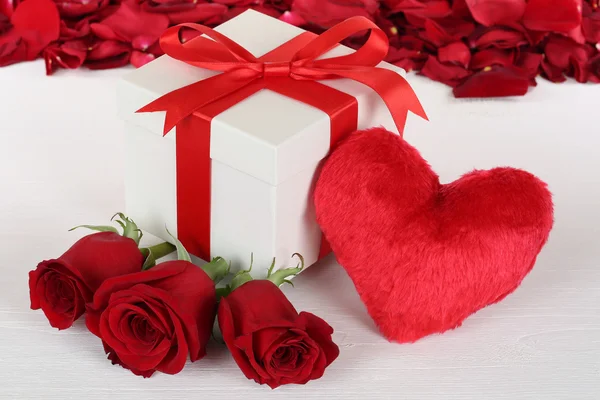 心や誕生日、バレンタインやユアーマザーフォーのバラのギフト ボックス — ストック写真