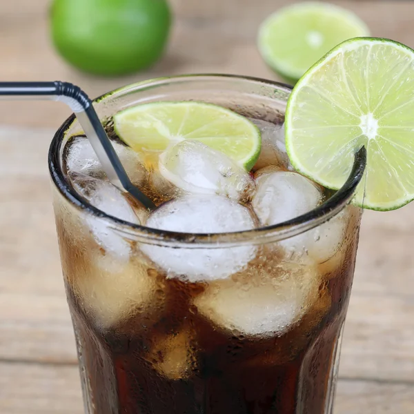 Boisson au cola en verre avec glaçons — Photo