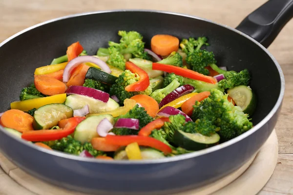 Προετοιμασία γεύμα λαχανικά στο τηγάνι μαγείρεμα — Φωτογραφία Αρχείου
