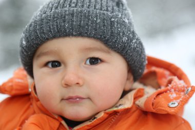 Kar ve kap kameraya bakarak Kış erkek bebek
