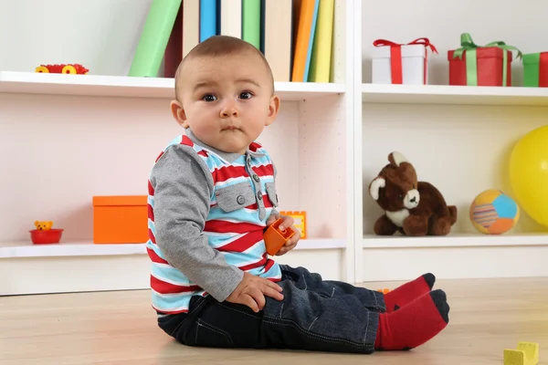 Дитина грає з іграшками — стокове фото