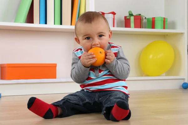 Дитина їсть апельсинові фрукти — стокове фото