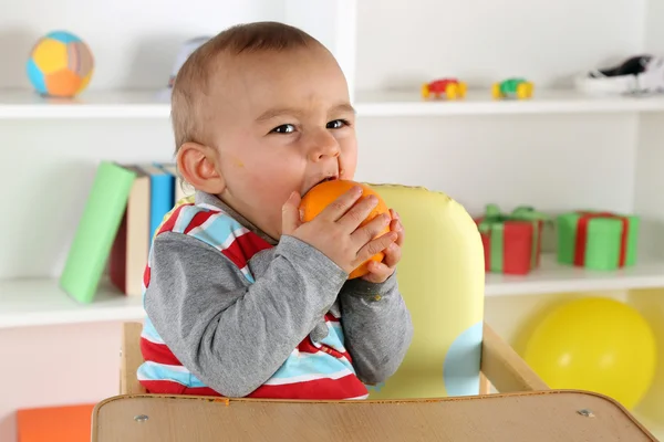 オレンジ色の果物を食べる赤ちゃん — ストック写真