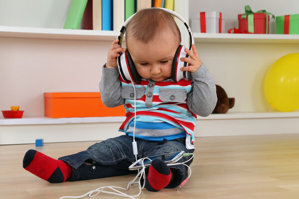 Bebé escuchando música con auriculares — Foto de Stock