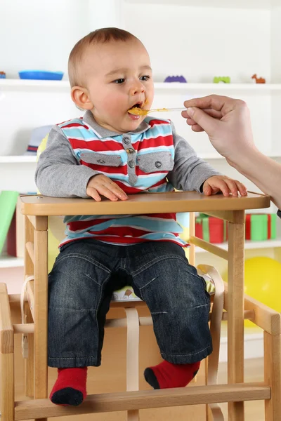 Bambino mangiare porridge — Foto Stock