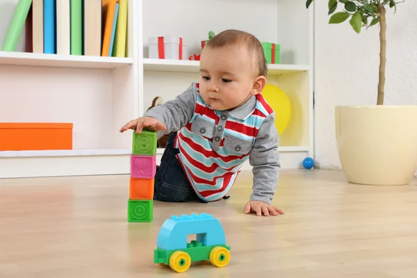 Baby spielt mit Würfeln und Ziegeln — Stockfoto