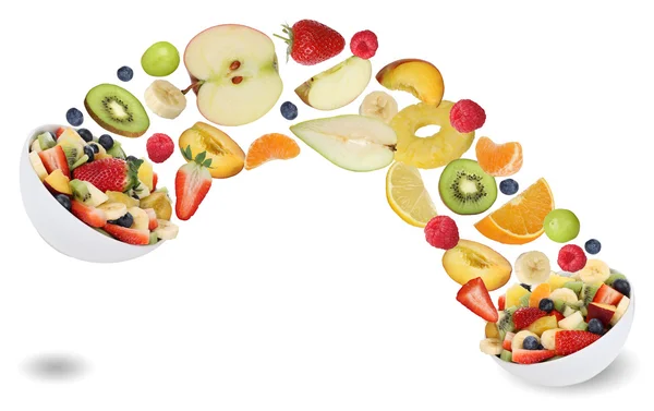 Hälsosamma äta fruktsallad med frukter som äpplen, apelsiner, förbud — Stockfoto
